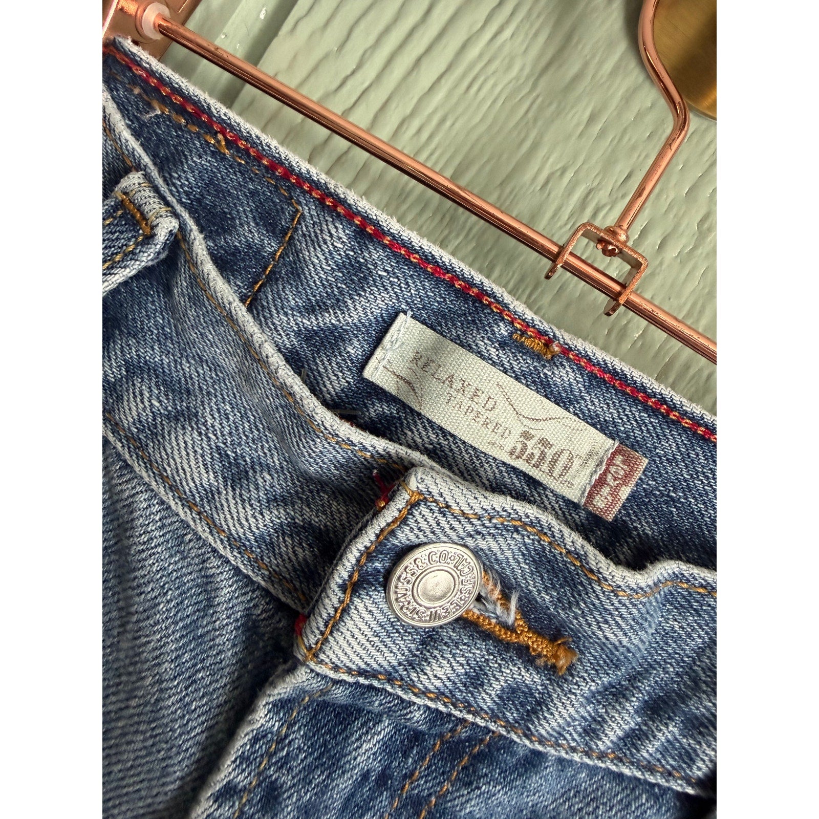 Vintage Levi’s 550 Relaxed Tapered Jeans – Women’s 6M – Light Wash – Y2K