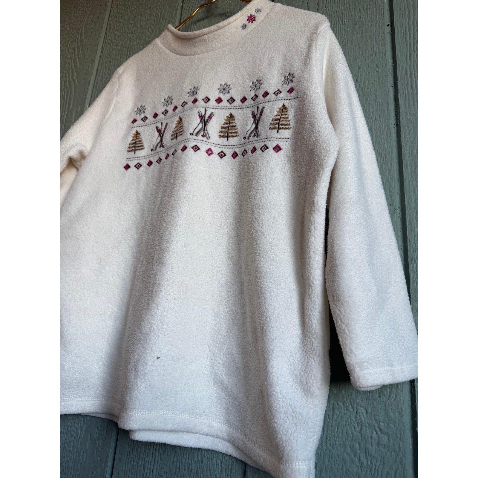 Vintage Embroidered Ski Lodge Fleece Sweater Women’s Cozy Winter Pullover Cream