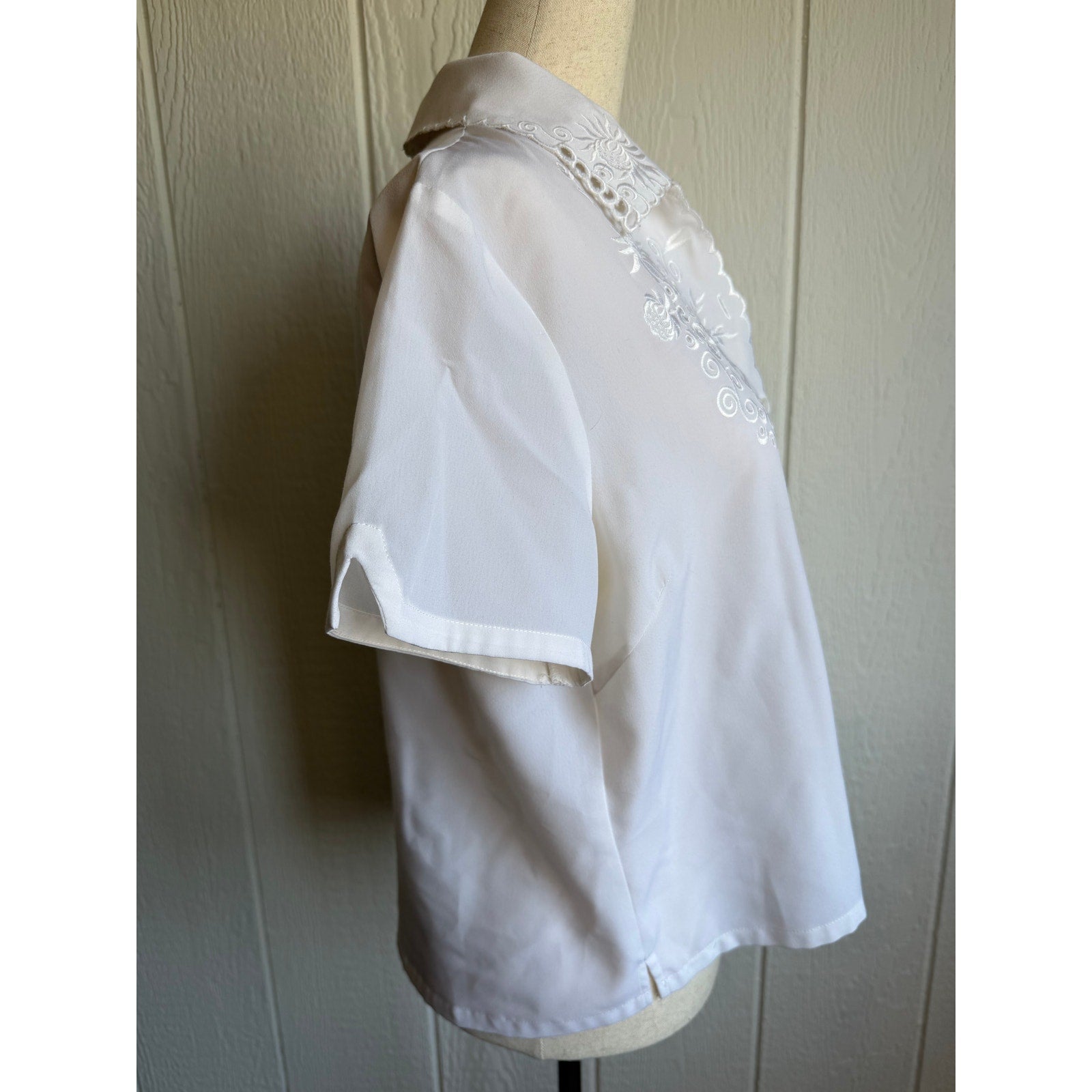 Vintage Classics White Embroidered Button Blouse Scalloped Edge Size MP