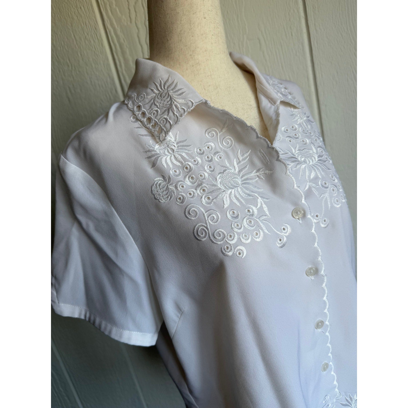 Vintage Classics White Embroidered Button Blouse Scalloped Edge Size MP
