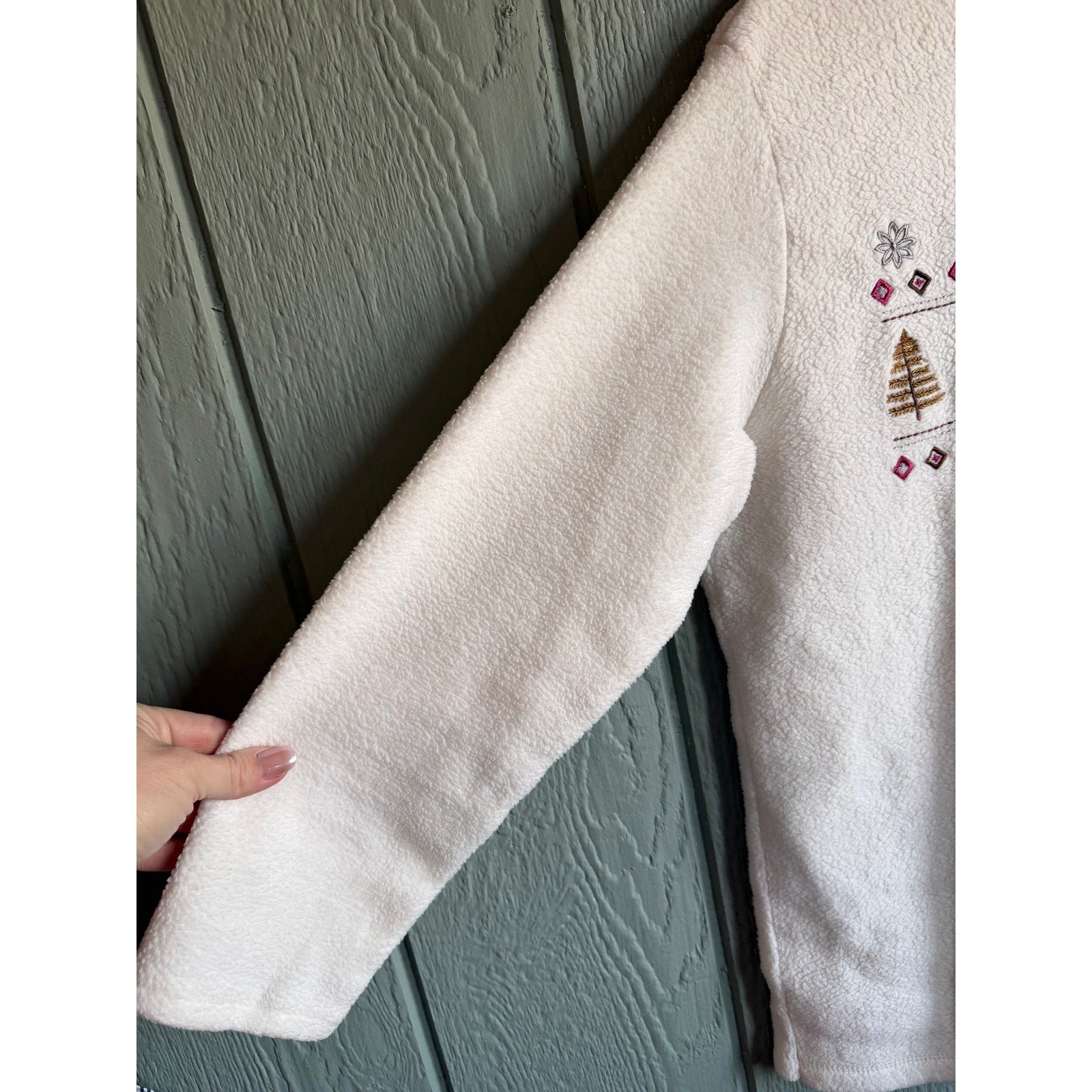 Vintage Embroidered Ski Lodge Fleece Sweater Women’s Cozy Winter Pullover Cream